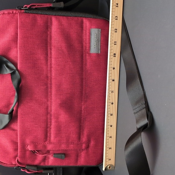 Targus Groove X Red Slip-Case Mac-book Case with Strap. - Picture 11 of 11